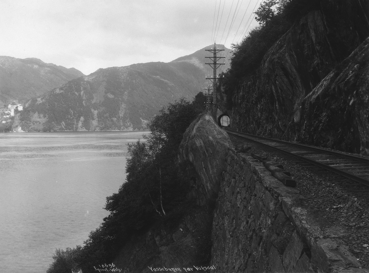 Tunnel på Vossebanen nær Vaksdal og Stanghelle. Fotografert i 1909.