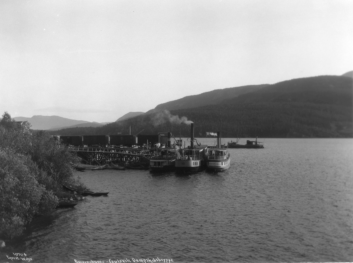 Dampbåtene Krøderen og Norefjeld ligger til kai på Gulsvik dampskipbrygge. Fotografert i 1909.