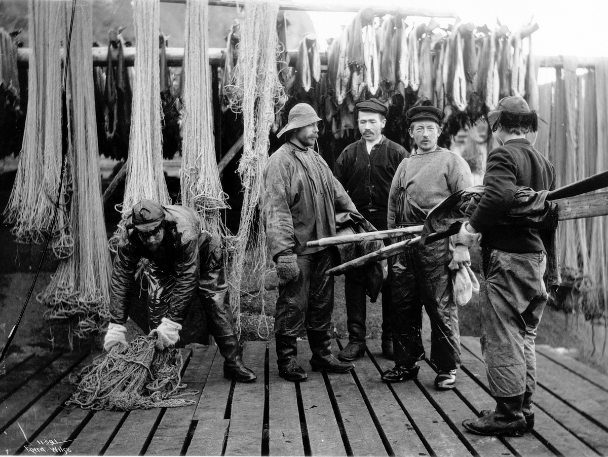 En gruppe fiskere og fiskegarn, antatt fra Svolvær, Vågan, Lofoten, Nordland 10.03.1910.