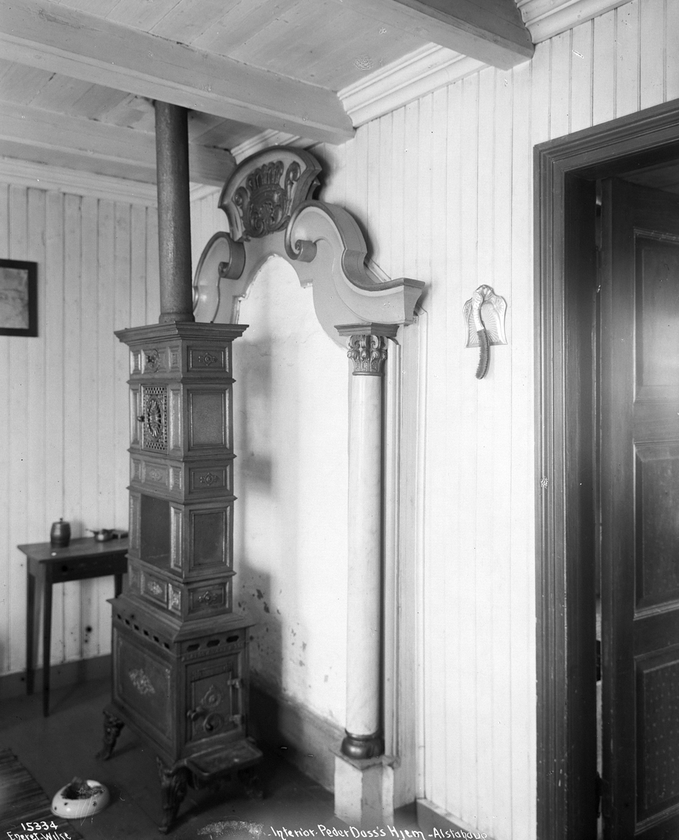 Blikk inn i Alstahaug kirke med den flotte jernovnen.