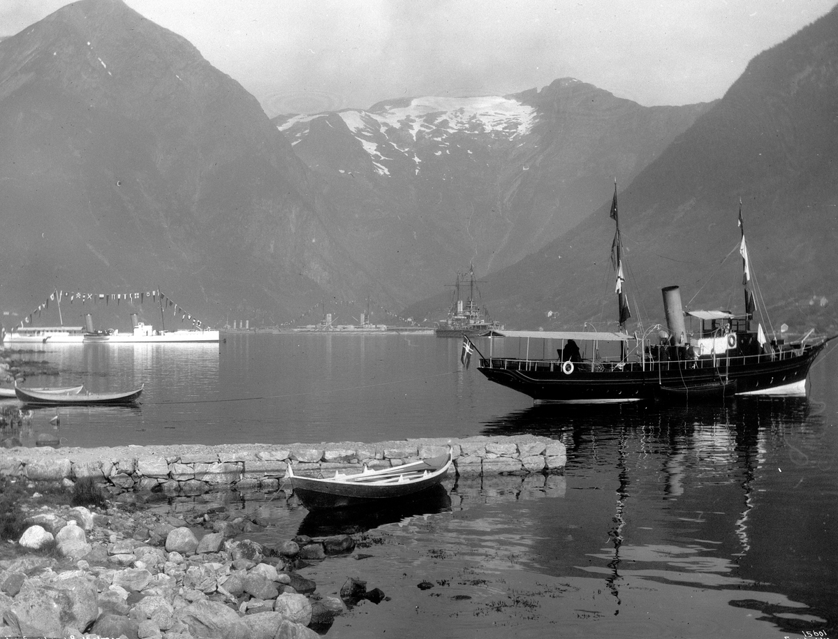 Dampskipet Hohenzollern ligger i Esefjorden med flere krigsskip omkring, Balestrand, Sogn og Fjordane, 30. juli 1913.