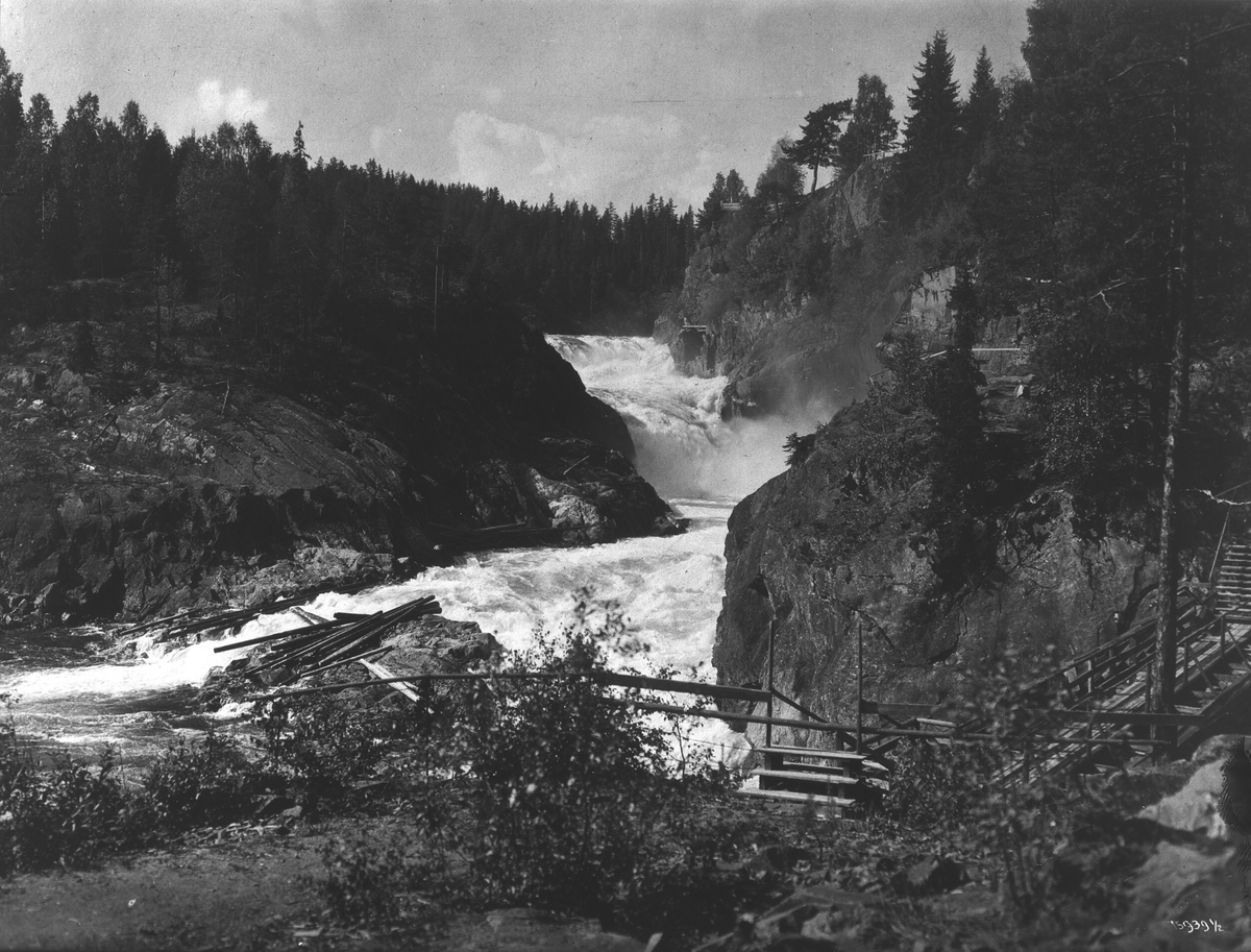 Landskapet rundt Kaggefoss med god vannføring og strandet tømmer, Modum, Buskerud, 1913.