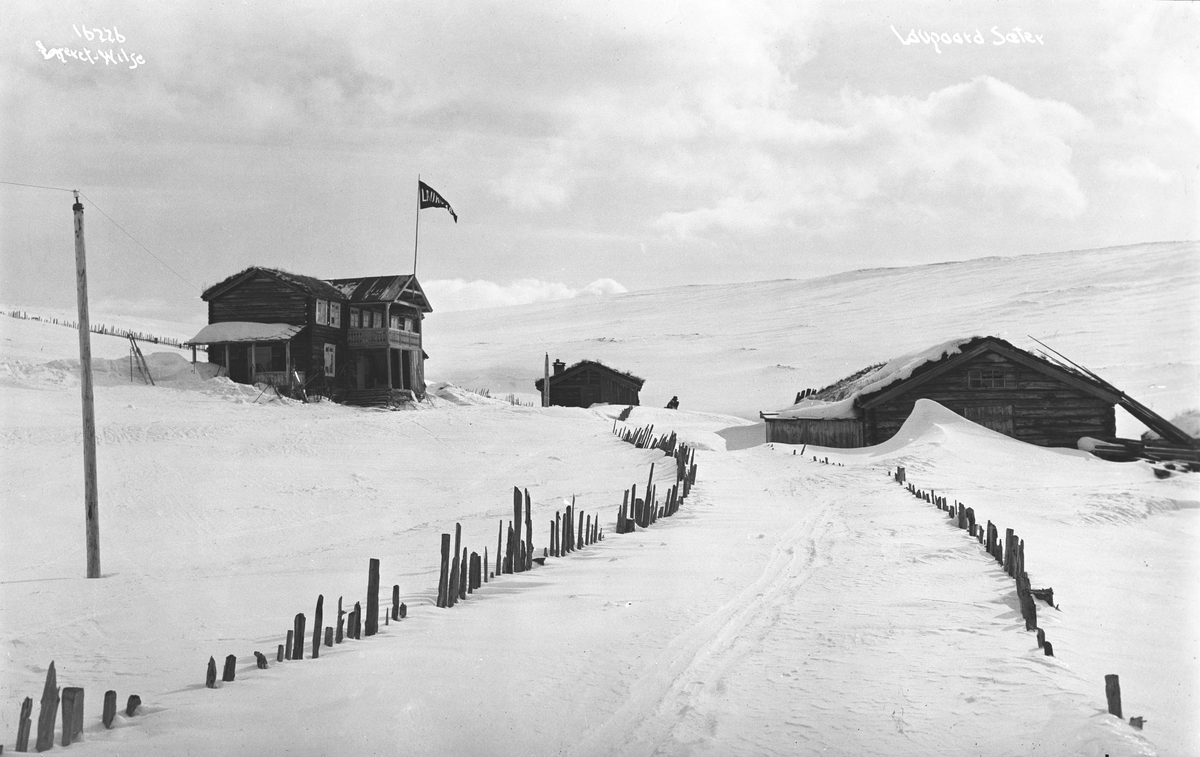 Laurgårdseter, gjerdet langs veien inn nesten dekket i snø, 1914.