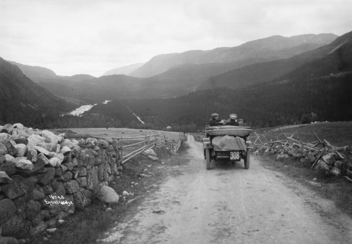 En Opel med registreringsnummer 308 på veien ved Grungevatn, Vinje, Telemark, 1914.