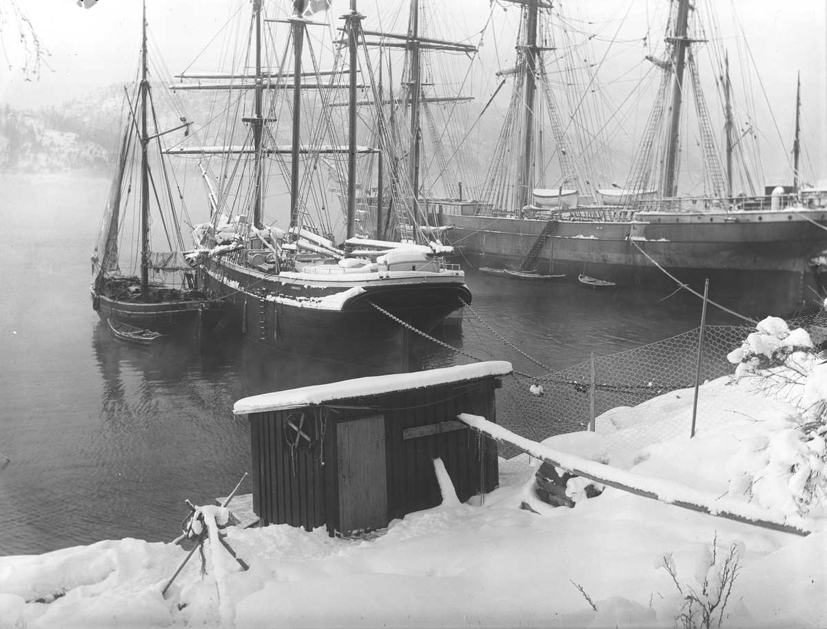 Seilskuter, deriblant en som heter Johanne, fortøyd i Vindfangerbukta, Drøbak, 1915.