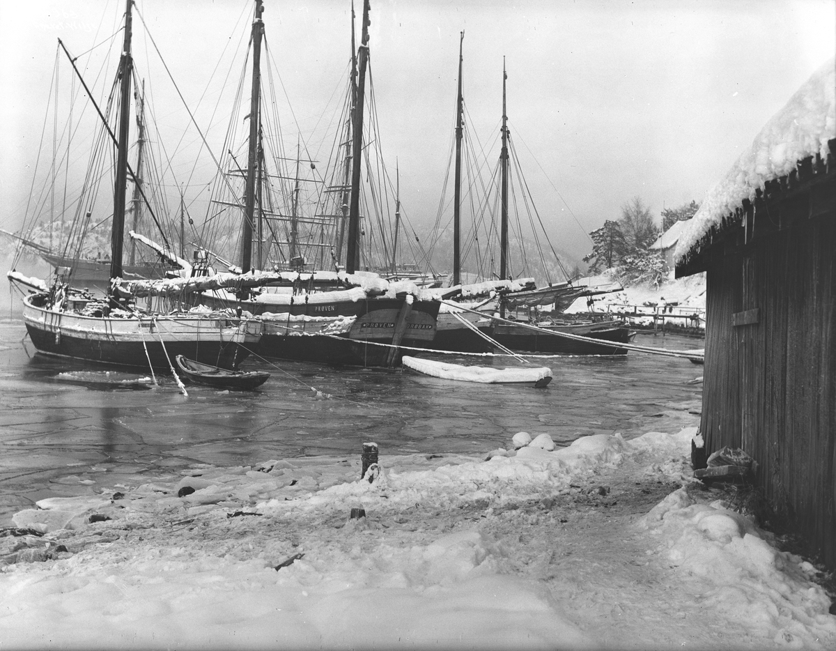 Seilbåter fortøyd i Vindfangerbukta dekket i snø og is, Drøbak, 1915.