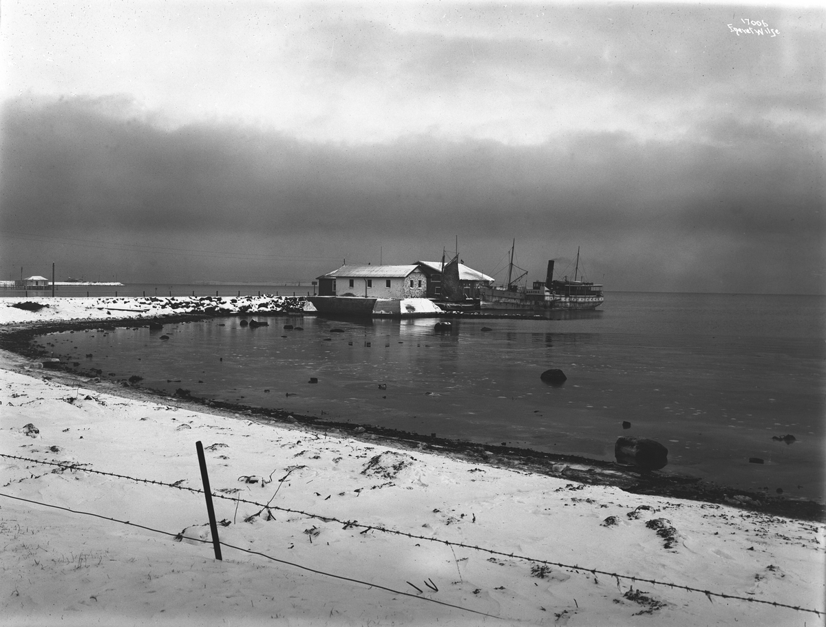 Horten Dampskipsbrygge, Horten, Vestfold med dampbåten Bastø II til kai, 13. januar 1915.