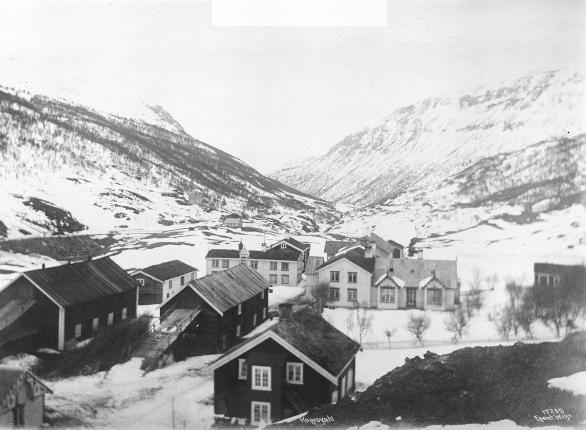 Kongsvold Fjeldstue med Pilegrimsleden og Kongeveien rett gjennom tunet i Drivdalen, Oppdal, Trøndelag, 1915.