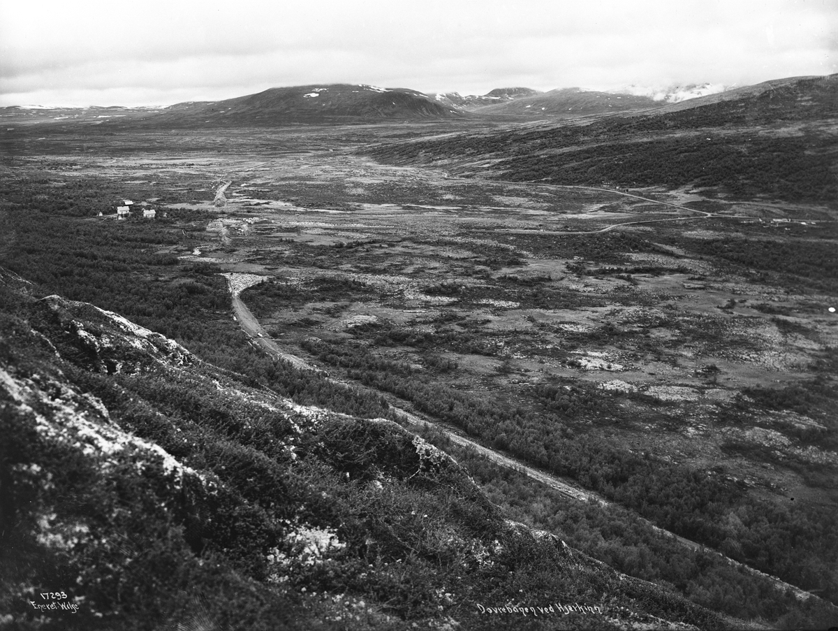 Utsikt nordover mot det som seinere ble Hjerkinn stasjonstomt og Dovrebanens spor, under oppføring, 1915.