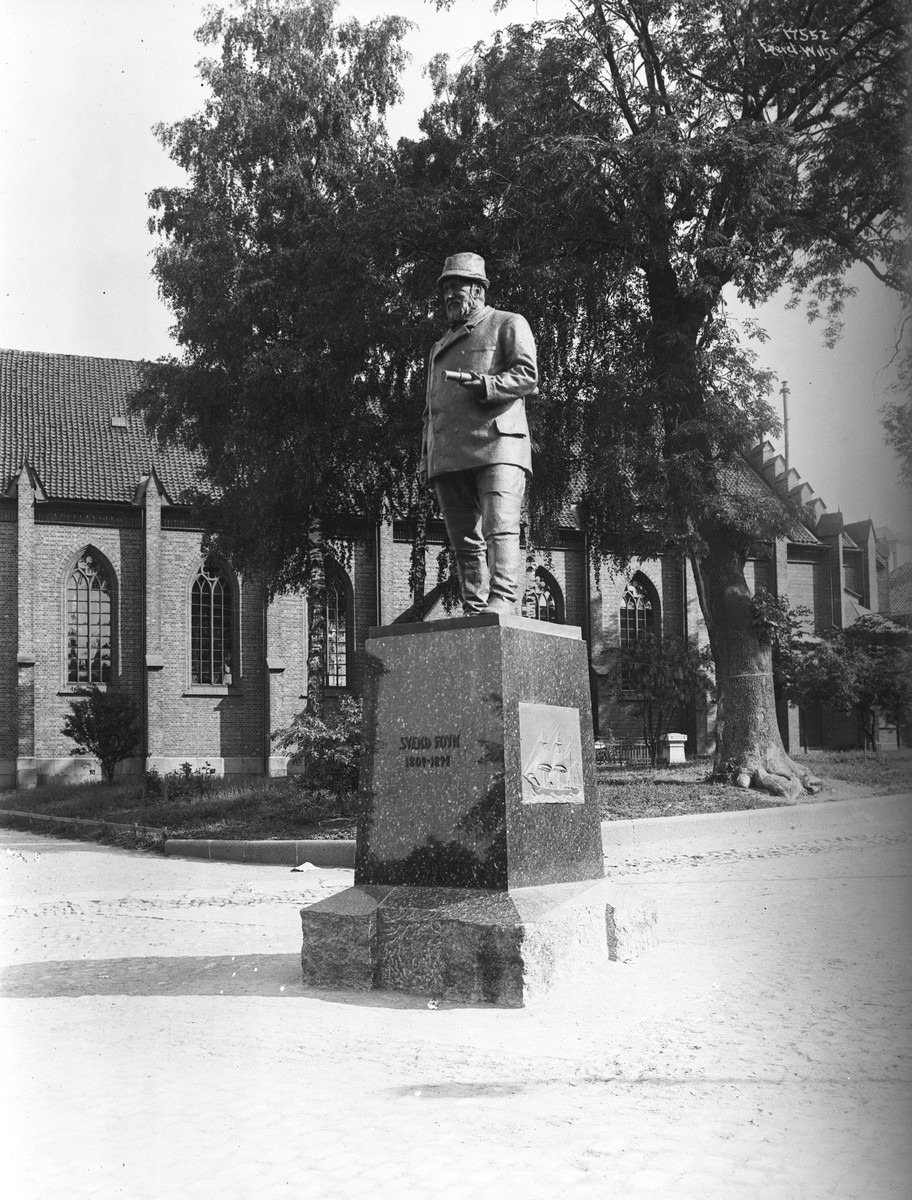 Statue av skipsreder og grunnlegger av moderne hvalfangst, Svend Foyn, foran Tønsberg domkirke, 1915.