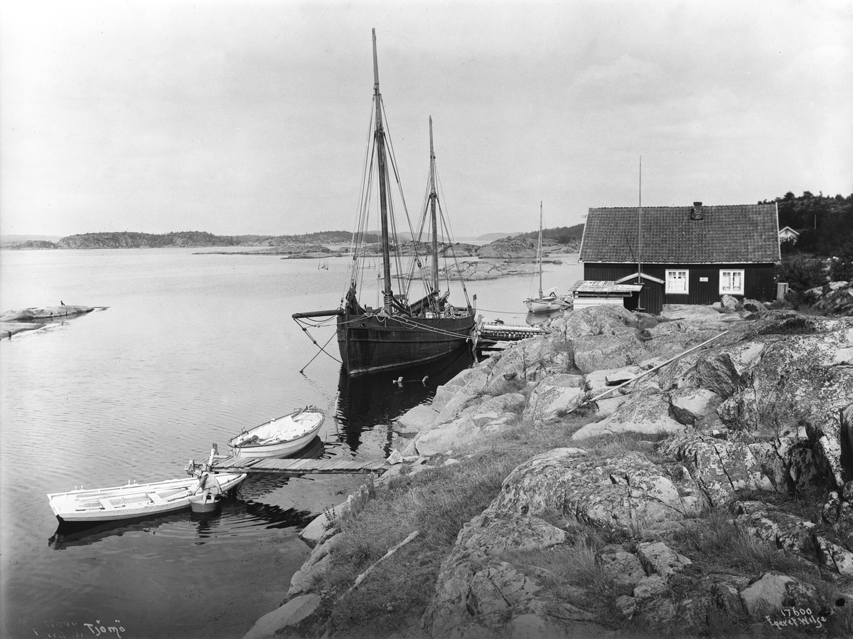 Seilbåt og robåter fortøyd ved brygge på Tjøme, 1915