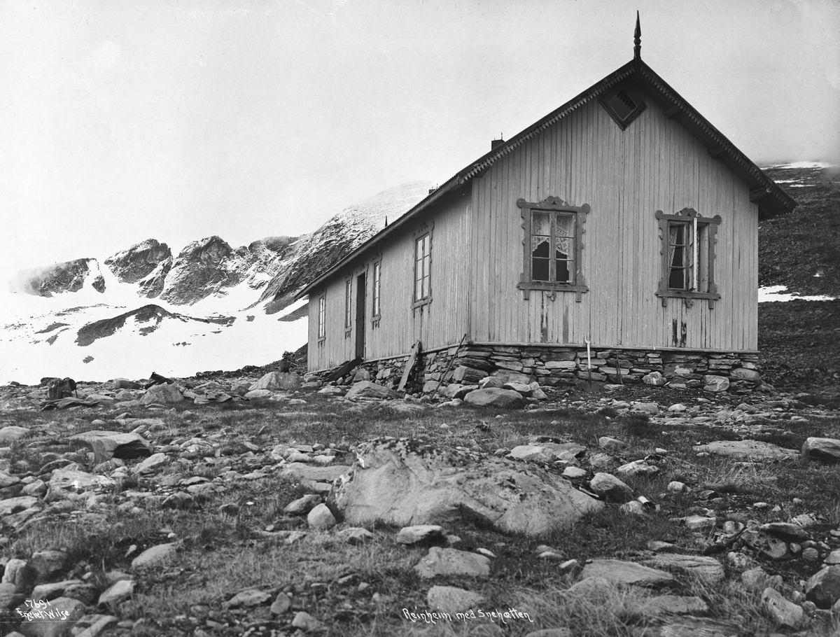 Reinheim private turisthytte (nå DNT-hytta Snøheim) ved foten av Snøhetta, Dovrefjell ble revet i 1952 og erstattet med et større hytteanlegg, 16. juli 1915.