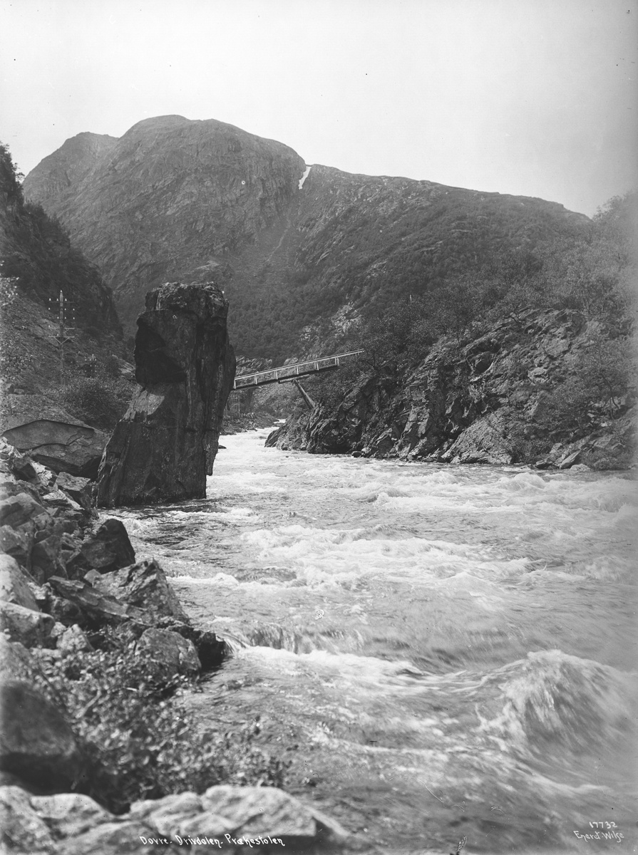 Steinformasjonen Prekestolen og gangbru i Drivdalen, Oppdal, Trøndelag, 1915.