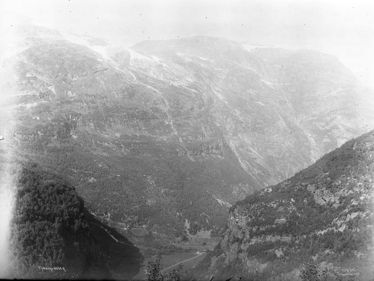 Utsikt over Vatnahalsen i Flåmsdalen, Aurland, Sogn og Fjordane, 1915.