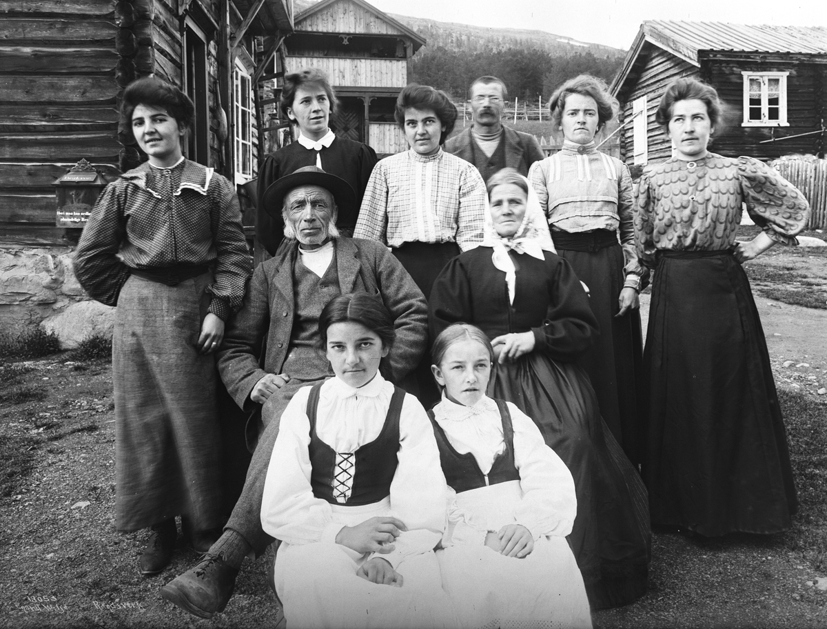 Familien Tronhus samlet på gårdstun i Randsverk, en eller annen gang mellom 1902 og 1916.