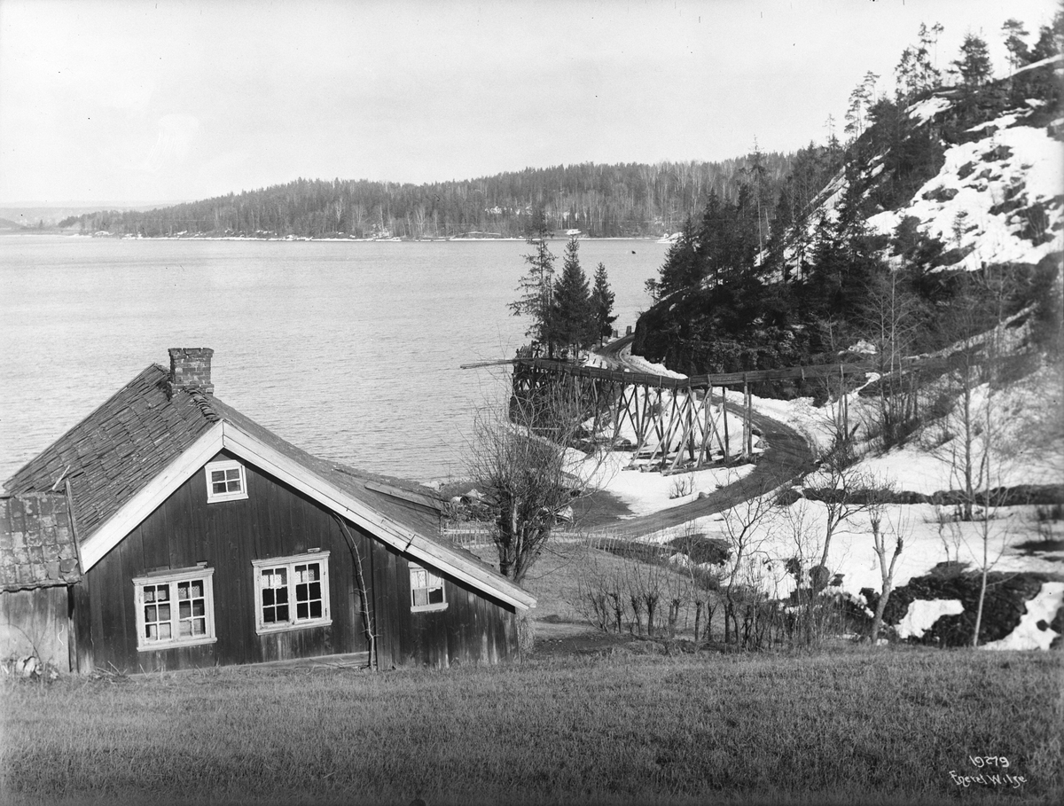 Hus ved Leangbukta med isrenne i bakgrunnen, Asker, 25. april 1917.