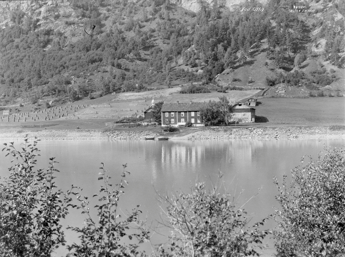 Storgård ved Gudbrandsdalslågen.