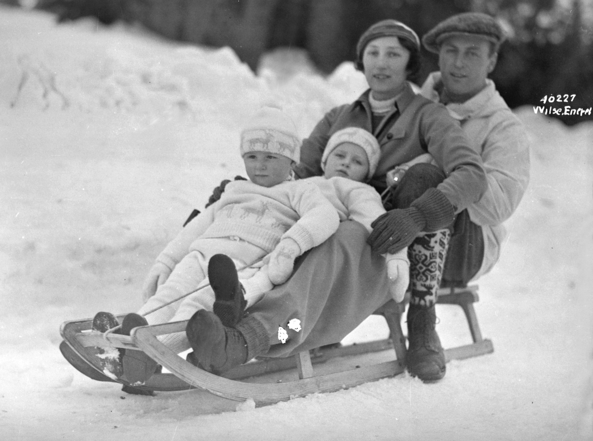 Kronprinsfamilien  på kjelketur ved Skaugum, mor og far med sine to døtre.