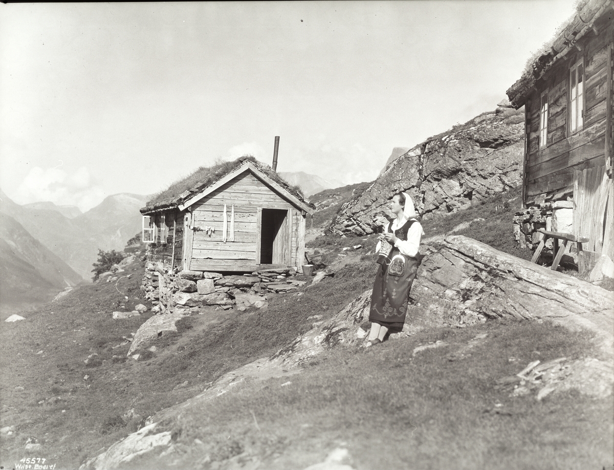 Seterbygninger og seterjenta - Geiranger