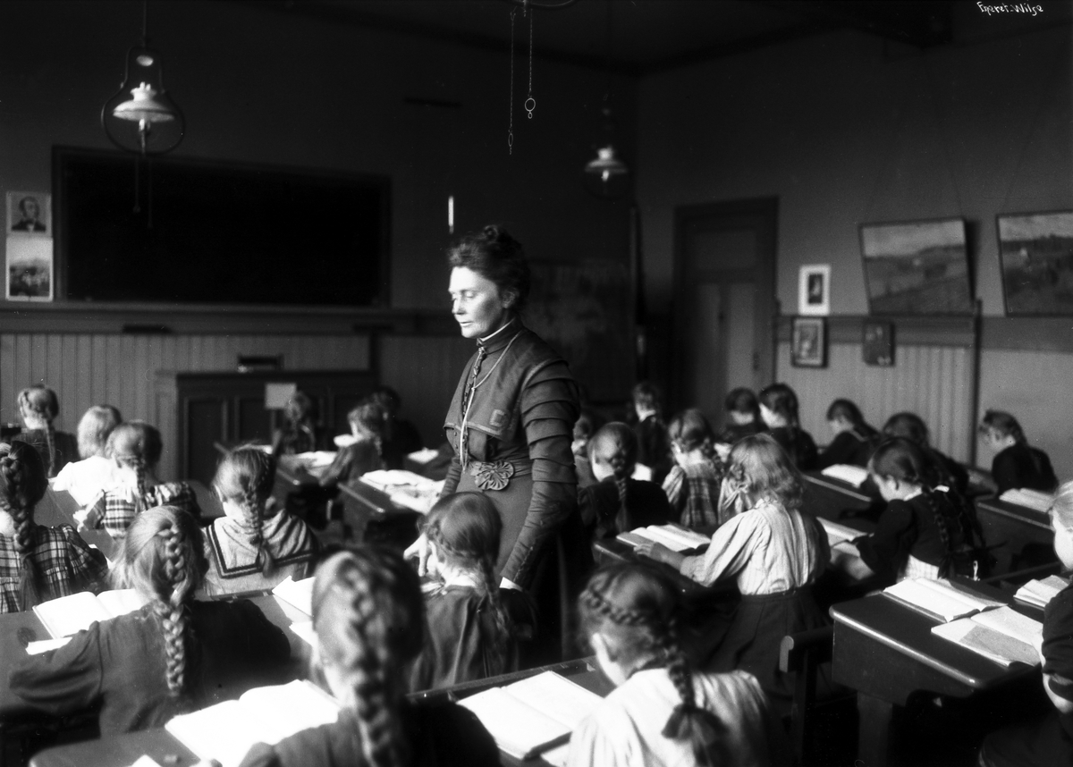 Anna Rogstad underviser skrivetime på skolen. Fotografert 1909.