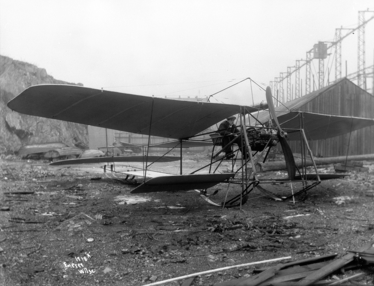 Hr Lilloe med Aeroplanet færdig 23/12 1909