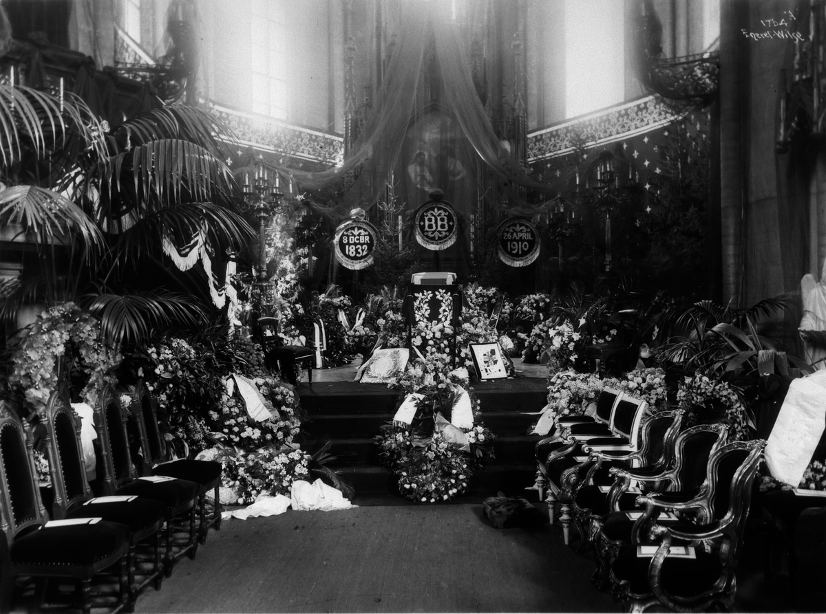 Båren til Bjørnstjerne Bjørson i Trefoldhetskirken. Fotografert 03.05.1910.