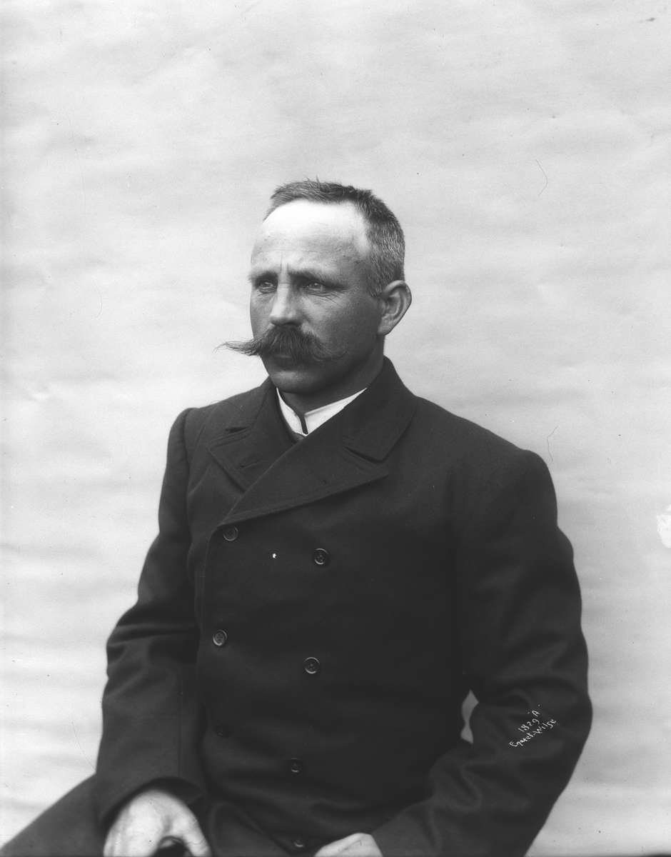 Portrett av polarforsker Oscar Adolf Wisting, polarskuta Fram. Fotografet 1910.