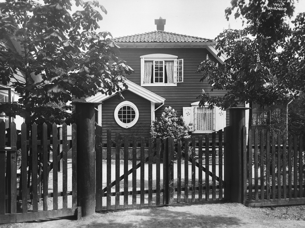 Porten inn til villan til Gerhard Munthe. Fotografert 29.05.1911.