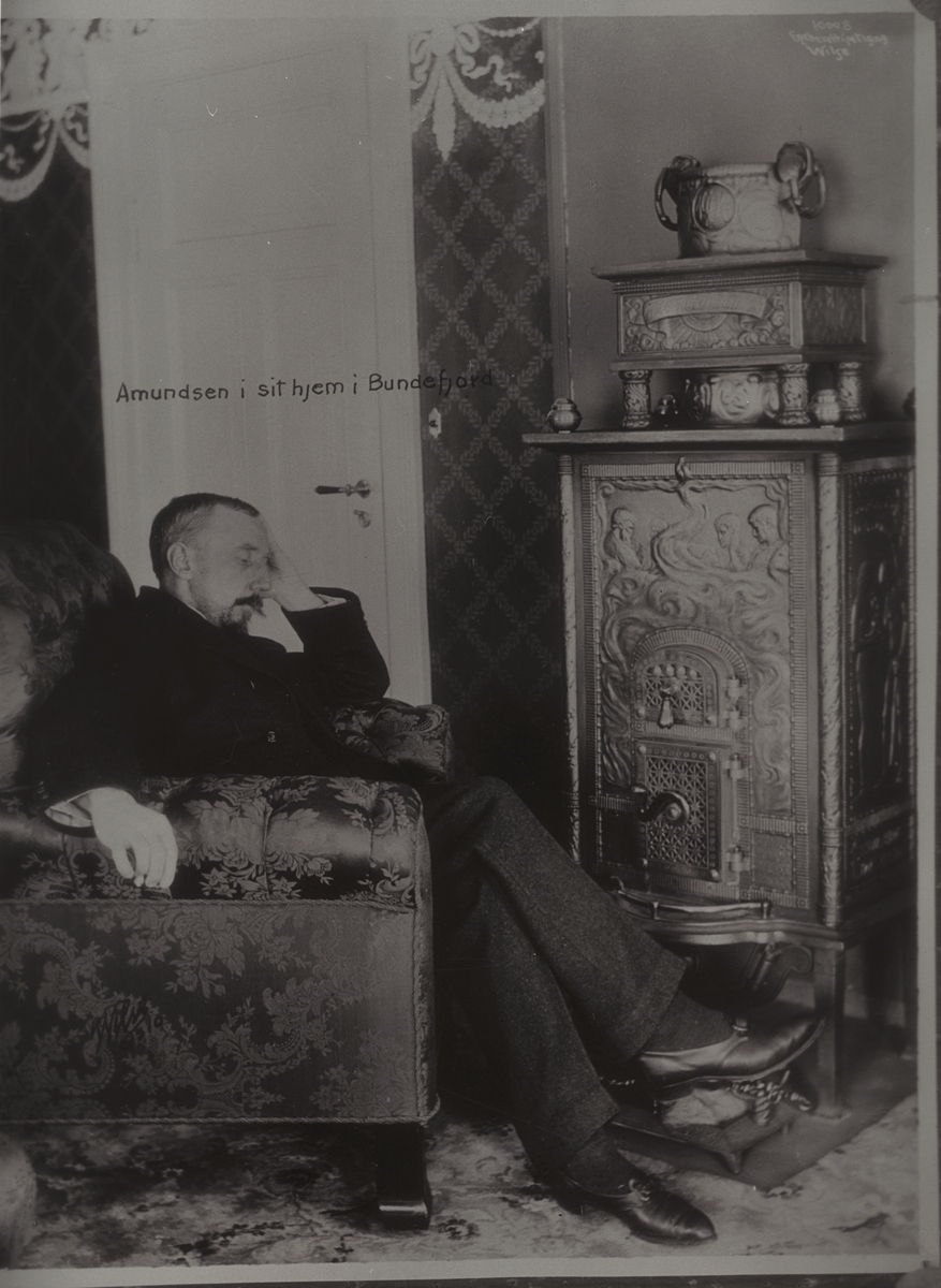 Portrett av Roald Amundsen ved kaminen 1928