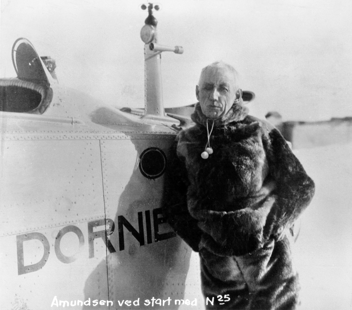 Roald Amundsen står ved flymaskinen "N25". Fotografert 01.03.1925.