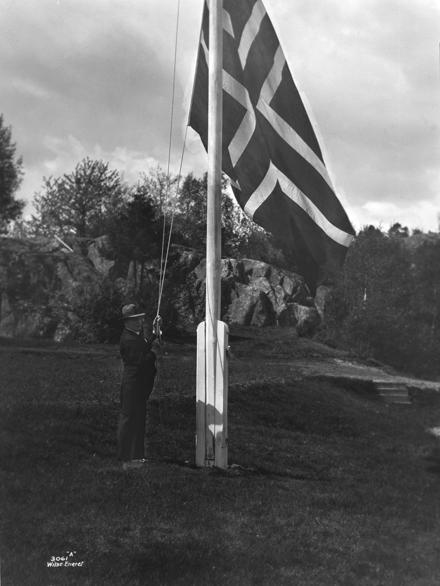 Knut Hamsun heiser flagget på sin eiendom i Homborsund.