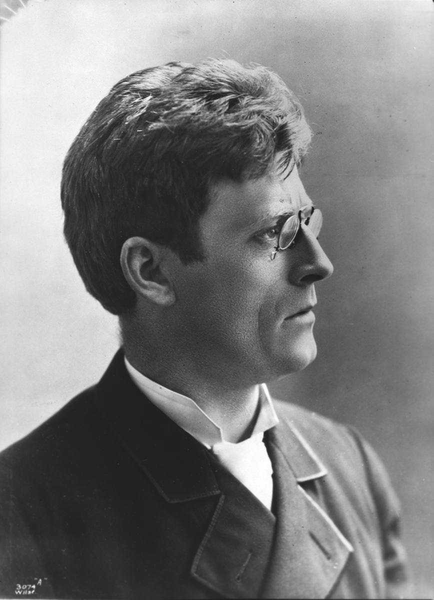 Ungdomsbilde av Knut Hamsun. Ingen indikasjon på tid og sted for fotograferingen, antatt rundt 1890-årene.