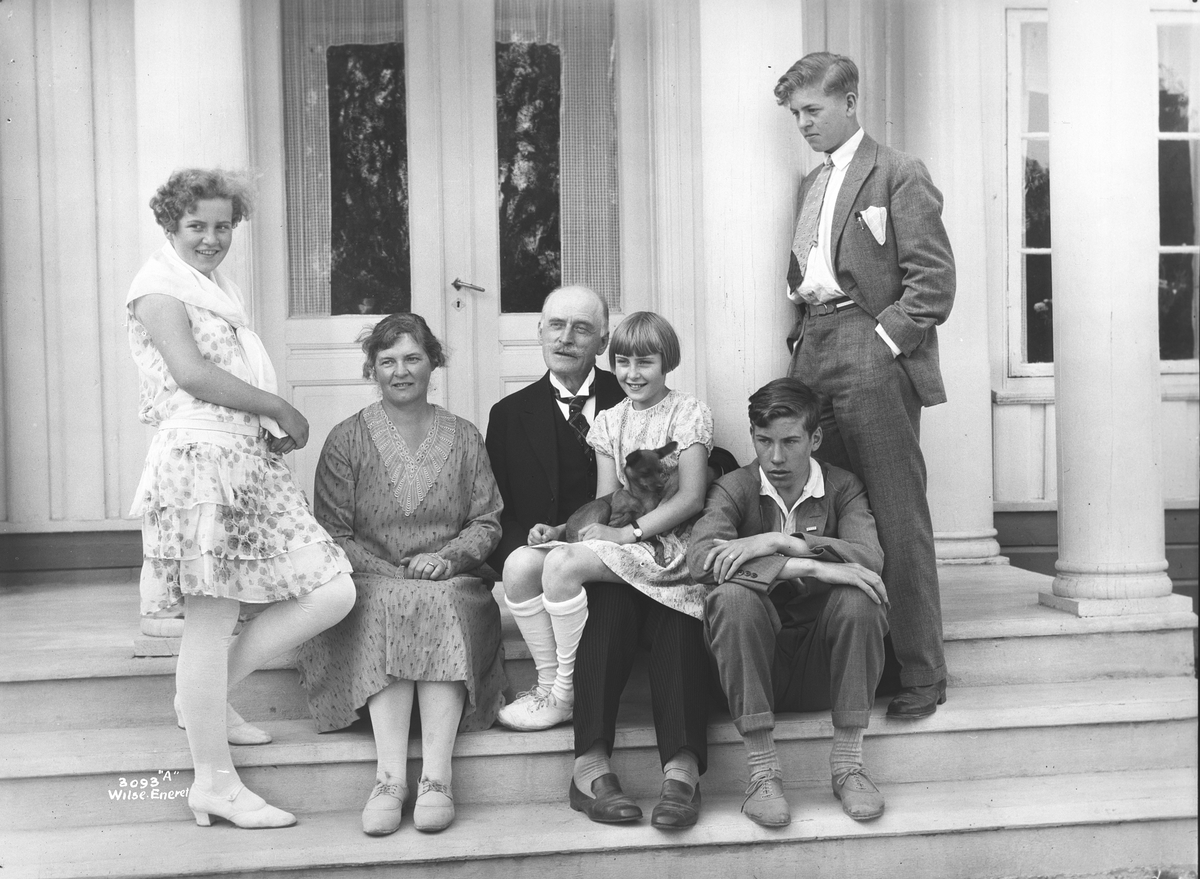 Familien Hamsun samlet på trappen opp til hagestue og terrasse.