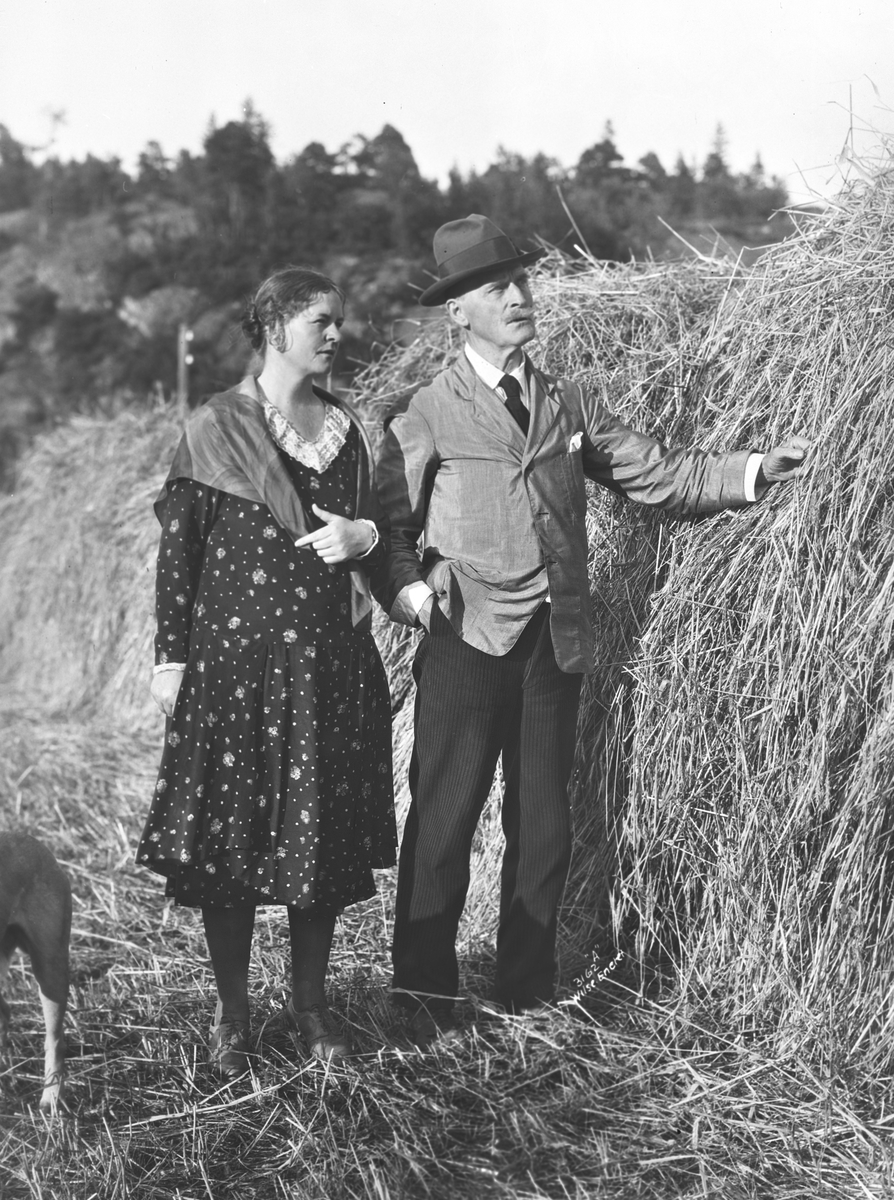 Marie Hamsun og Knut Hamsun ved en hesje