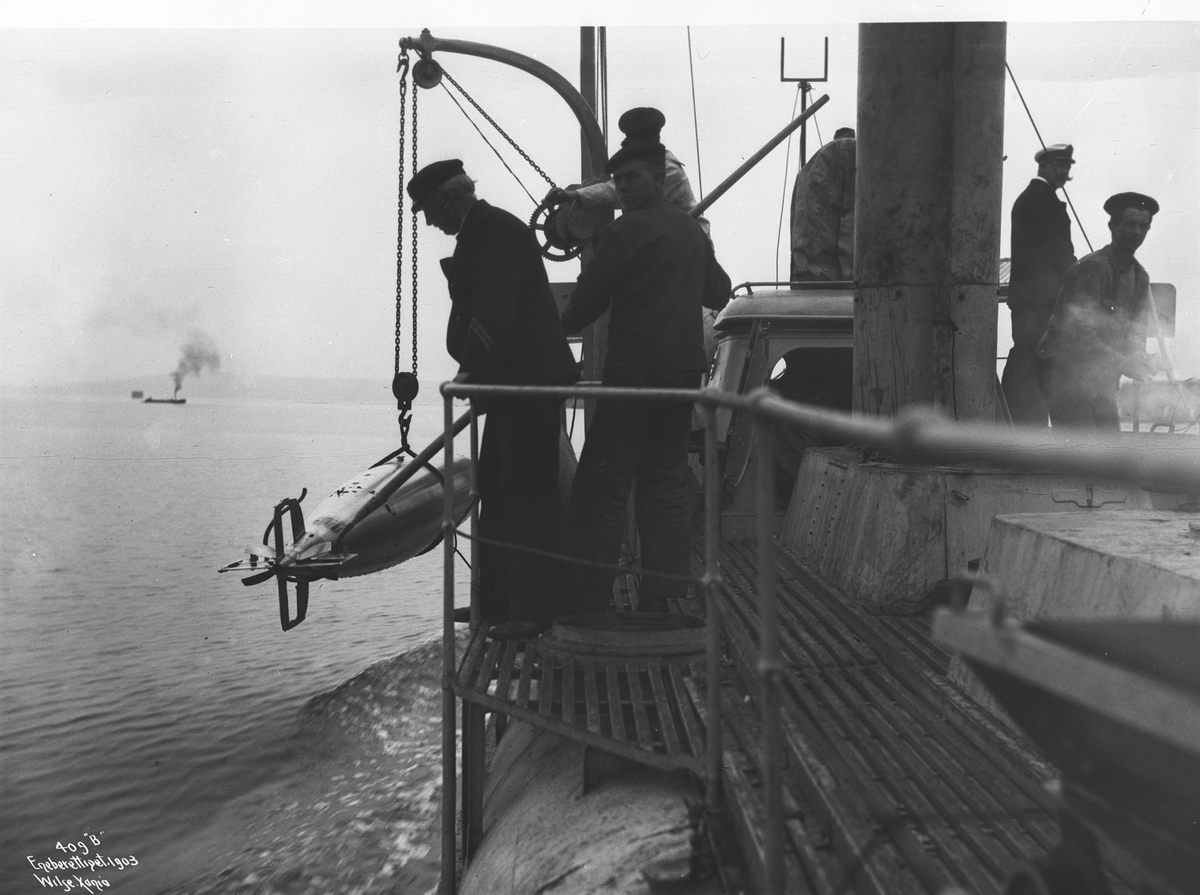 Torpedo heises im bord, utdannelse ved Sjøkrigsskolen,