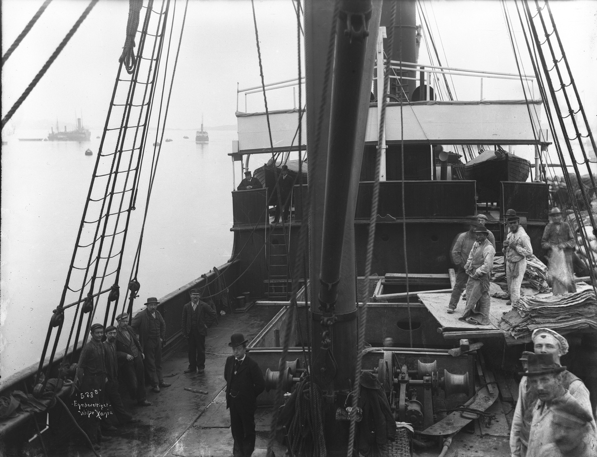 Frakteskuten Alf, med mannskap og passasjerer.