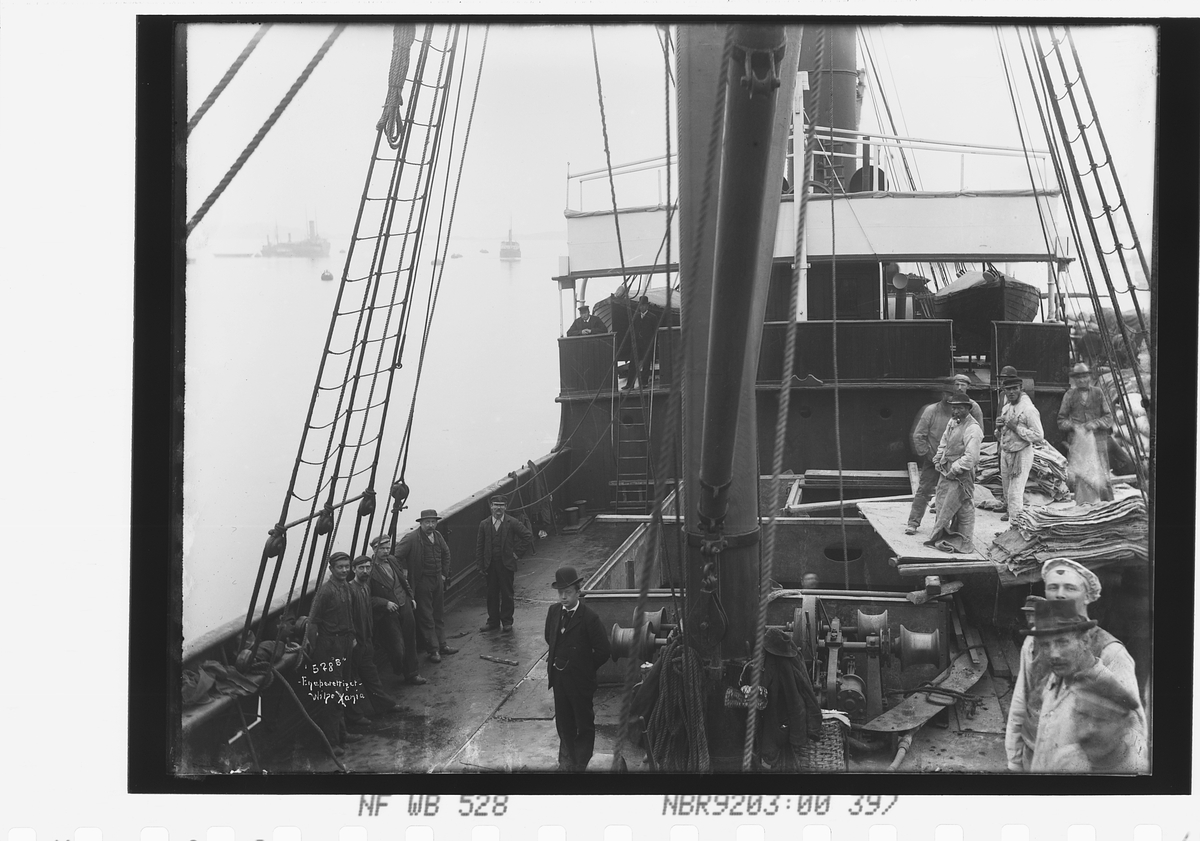 Frakteskuten Alf, med mannskap og passasjerer.