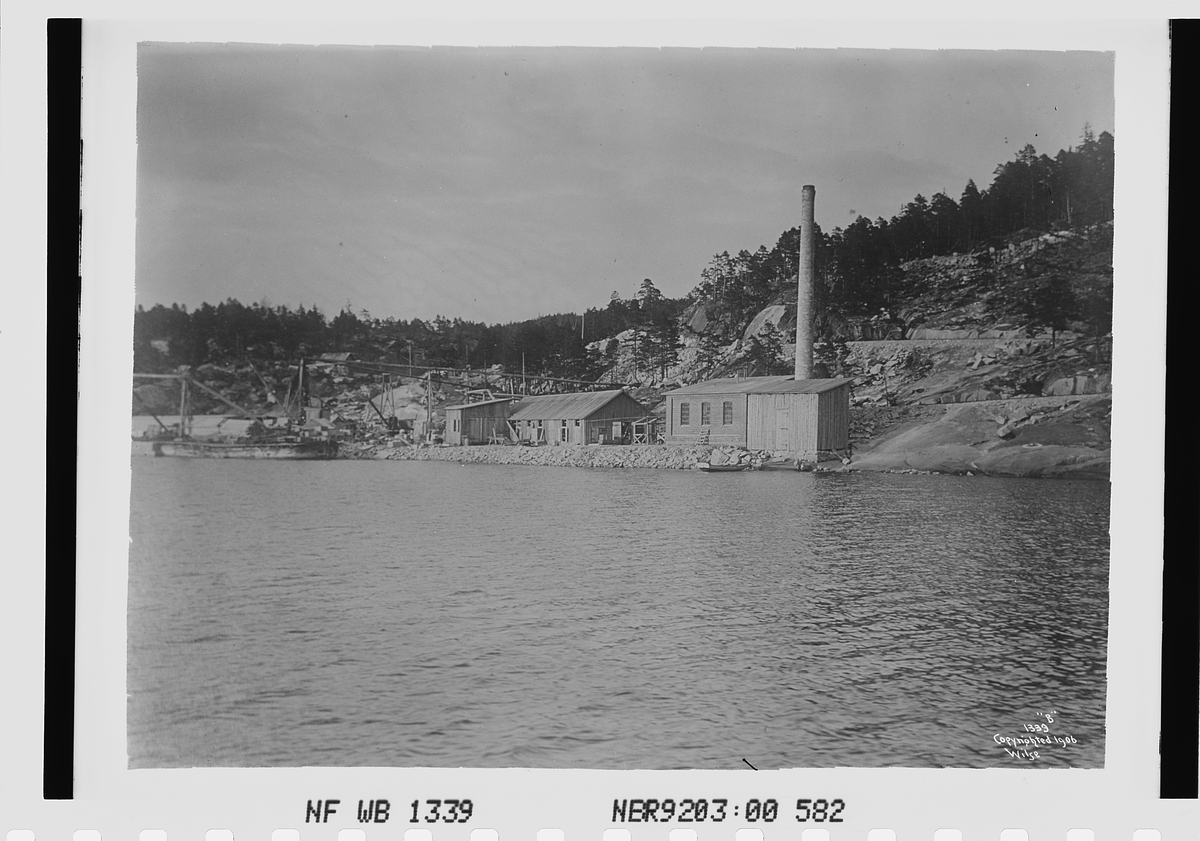 Liholt Granitbrud A/S sett fra sjøen.  Nærheten til sjøen er viktig for transport fra verket til kunden.