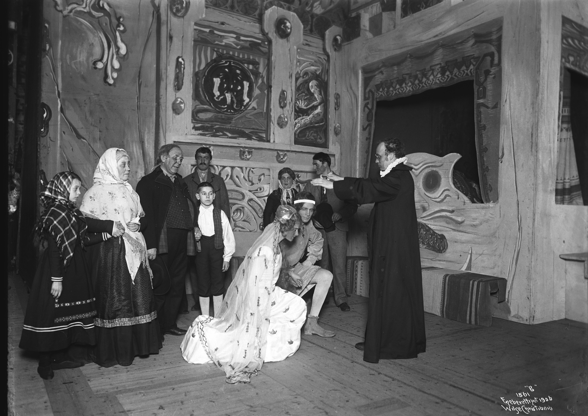 Scenebilde fra forestillingen "Østenfor sol og vestenfor måne"