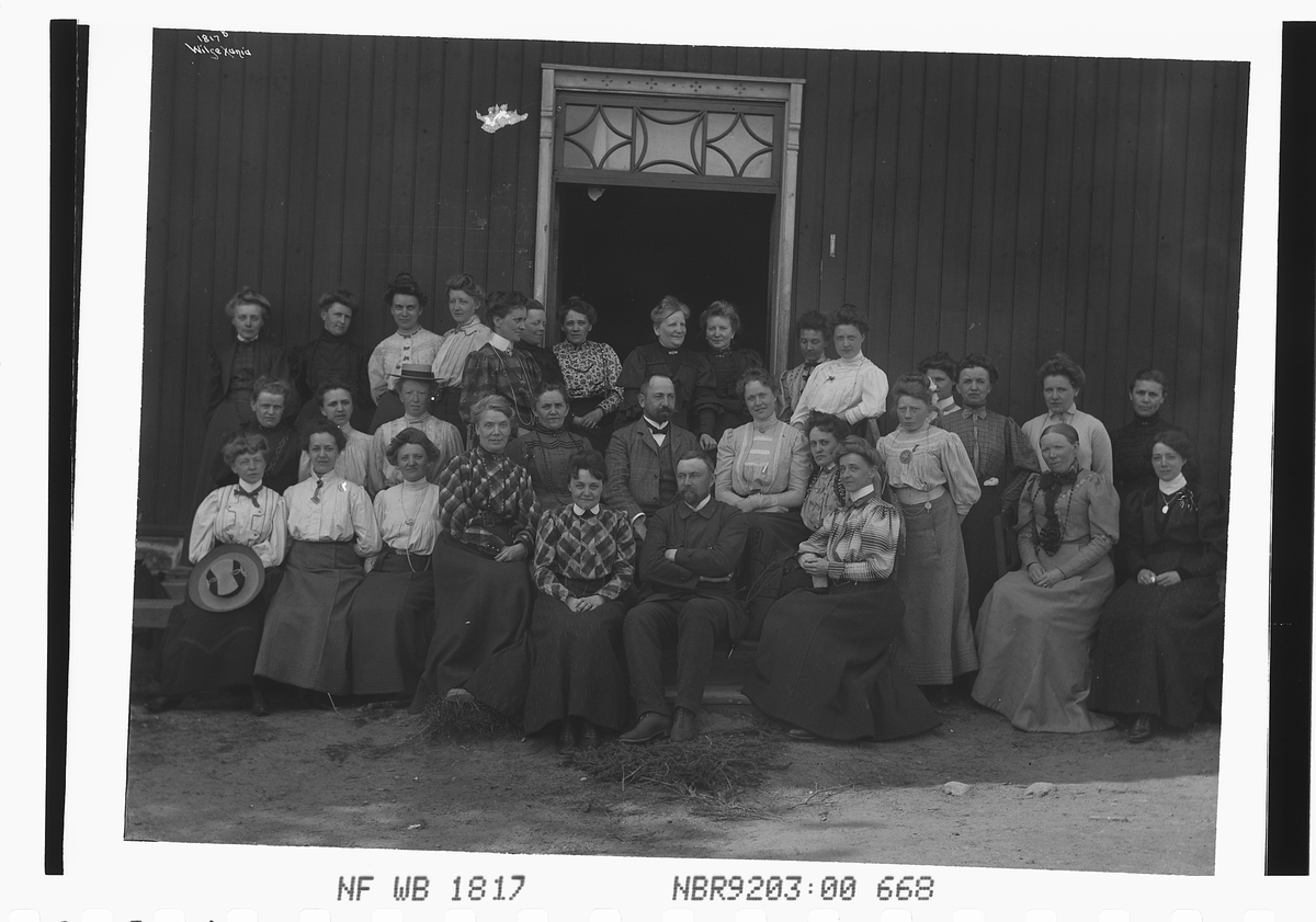 Gruppe lærerinner, her fotografert mens de er på  skogplanting i Halden-området.