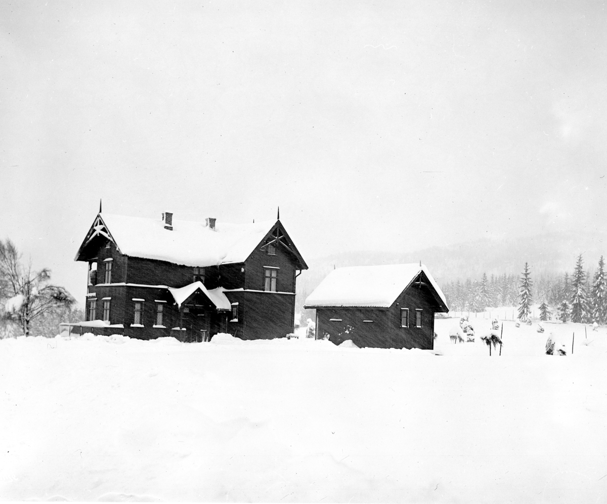 Villa Borgen i Asker, vintervær med snø og vind.