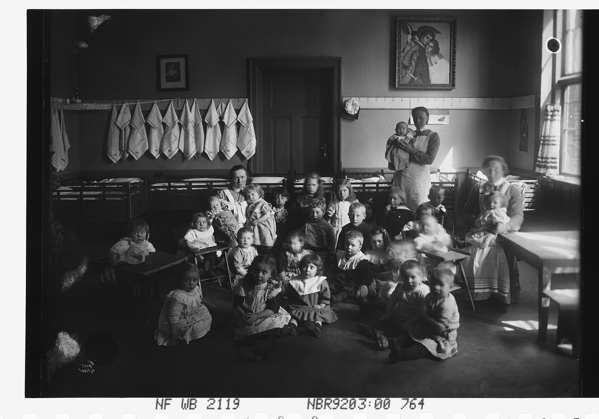 Frelsesarmeens barnekrybbe, pleiersker og barn i alle aldre.