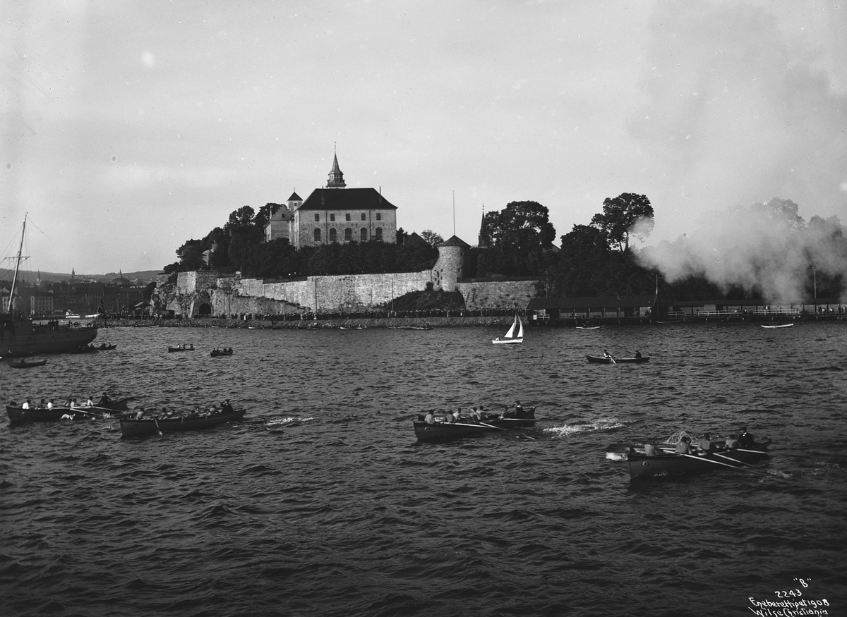 Kapproing på Oslofjorden  i regi av Marinen med Akershus festning trygt i bakgrunnen.