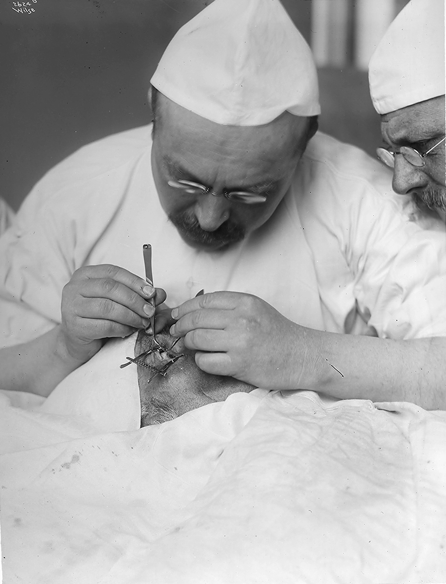 Øyeoperasjon hos Dr. Holt og assistent. Fotografert 1909.