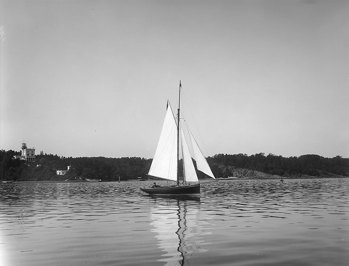 Seilbåt på Oslofjorden med Oscarshall på Bygdøy i bakgrunnen. Fotografert 1909.