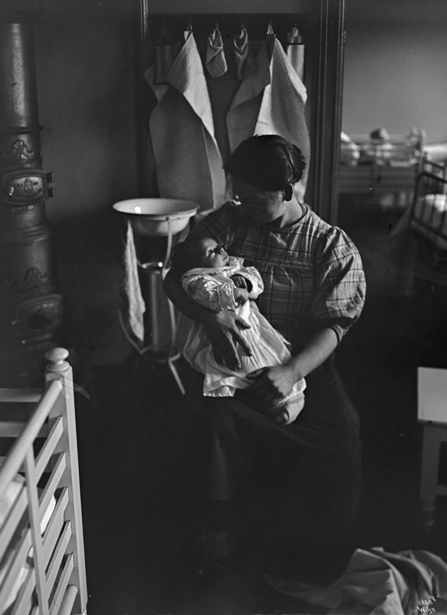 Enslig mor med spebarn på St. Halvardshjemmet "En ung moder".