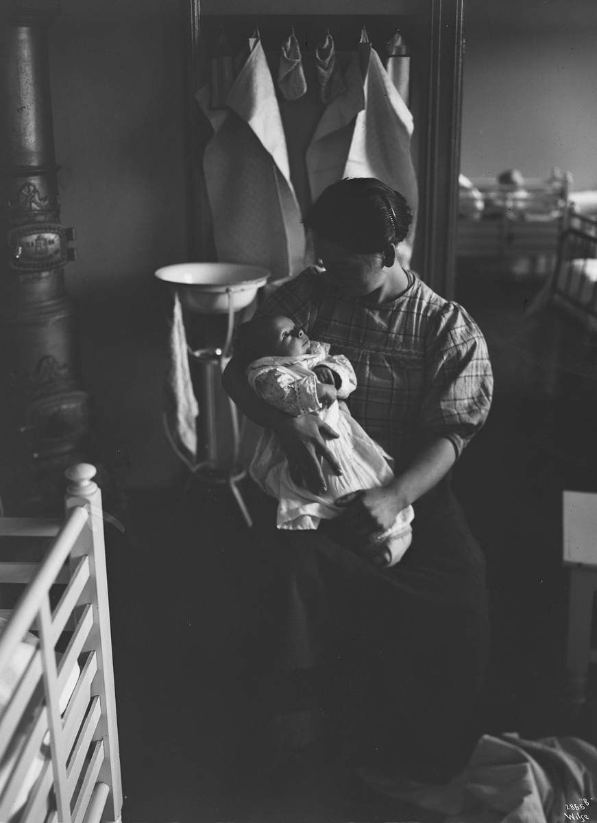 Enslig mor med spebarn på St. Halvardshjemmet "En ung moder".