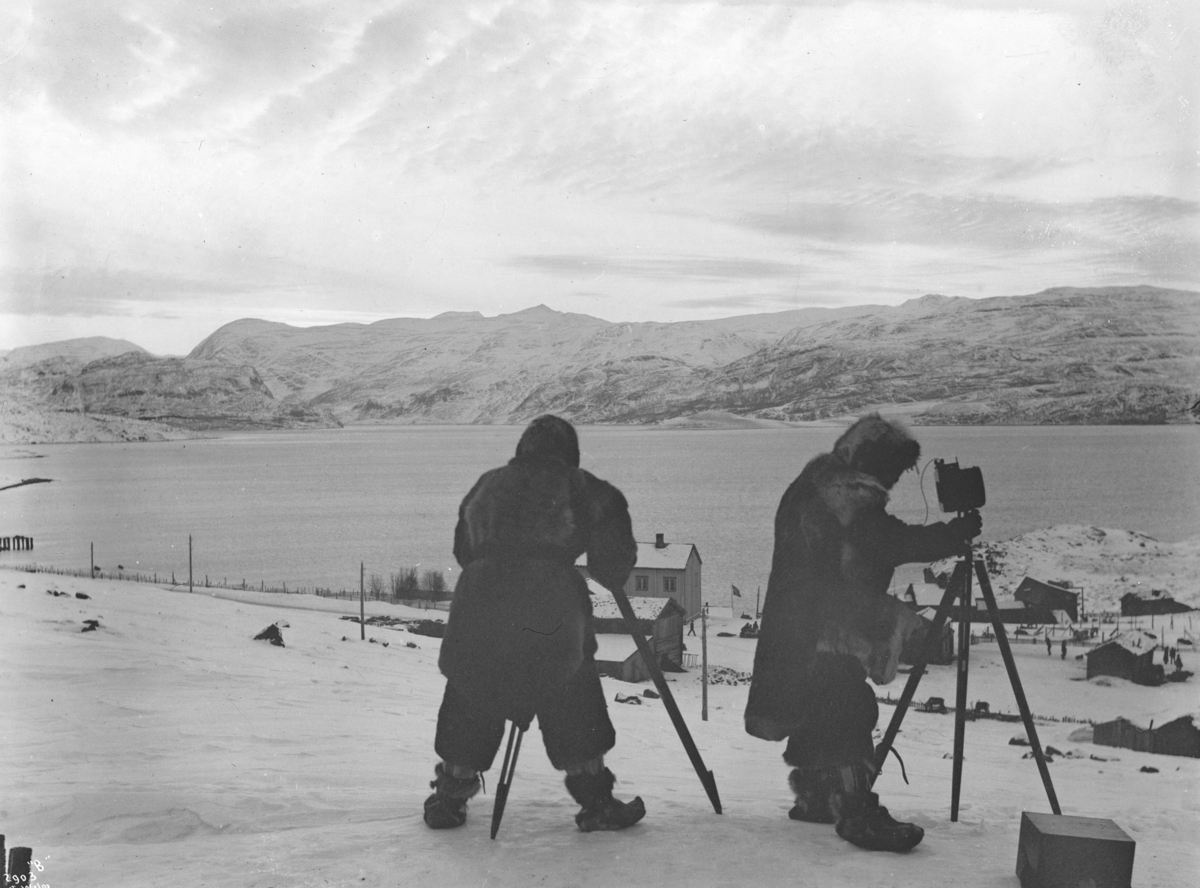 Nordlysfotografer i arbeid i fjellheimen.
