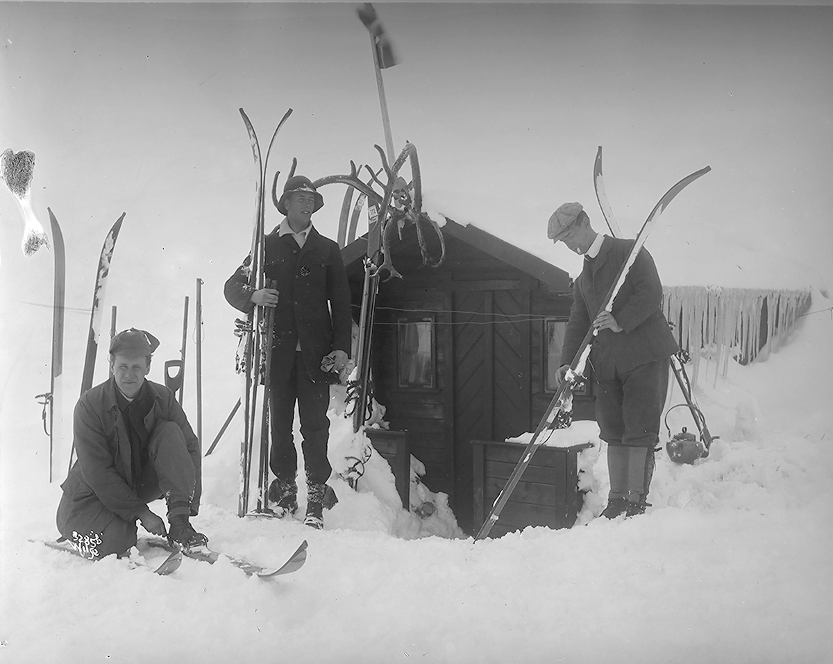 En gruppe sportye menn klar for skitur.