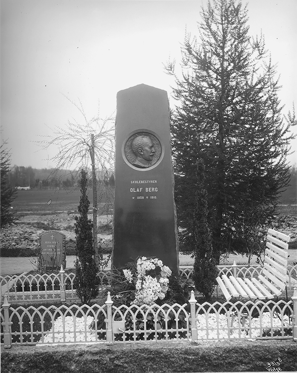 Olav Bergs gravsted med bauta, benk og lavt metallgjerde. Fotografert 1911.